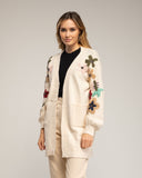 Chaqueta larga de punto con flores bordadas en las mangas y bolsillos frontales (BEIGE) - Tantra Spain