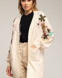 Chaqueta larga de punto con flores bordadas en las mangas y bolsillos frontales (BEIGE) - Tantra Spain