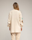 Chaqueta larga de punto con flores bordadas en las mangas y bolsillos frontales (BEIGE) - Tantra Spain