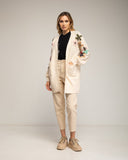 Chaqueta larga de punto con flores bordadas en las mangas y bolsillos frontales (BEIGE) - Tantra Spain