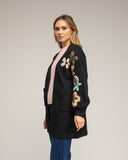 Chaqueta larga de punto con flores bordadas en las mangas y bolsillos frontales (NEGRO) - Tantra Spain