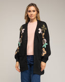 Chaqueta larga de punto con flores bordadas en las mangas y bolsillos frontales (NEGRO) - Tantra Spain