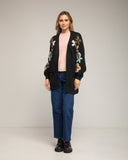 Chaqueta larga de punto con flores bordadas en las mangas y bolsillos frontales (NEGRO) - Tantra Spain