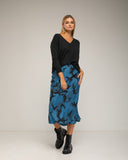 Falda estampada midi con seda, vuelo y cintura elástica. - Tantra Spain