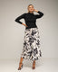 Falda midi de vuelo con seda, estampado de vaca, bolsillos y cintura elástica. - Tantra Spain