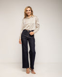 Jeans rectos de tiro alto con bolsillos frontales y detalle de botones dorados - Tantra Spain
