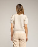 Jersey de manga corta con flores bordadas y frunce en el hombro (BEIGE) - Tantra Spain