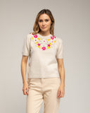 Jersey de manga corta con flores bordadas y frunce en el hombro (BEIGE) - Tantra Spain