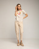 Jersey de manga corta con flores bordadas y frunce en el hombro (BEIGE) - Tantra Spain