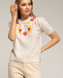 Jersey de manga corta con flores bordadas y frunce en el hombro (BEIGE) - Tantra Spain