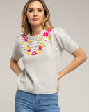 Jersey de manga corta con flores bordadas y frunce en el hombro (GRIS) - Tantra Spain