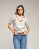 Jersey de manga corta con flores bordadas y frunce en el hombro (GRIS) - Tantra Spain