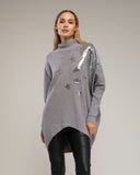 Jersey de punto fino amplio e irregular abajo, con estrellas de strass y cuello perkins - Tantra Spain