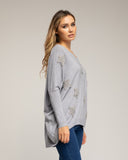 Jersey de punto oversize largo con estrellas de tela con strass cosidas (GRIS) - Tantra Spain