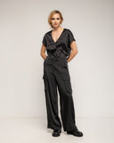 Pantalon de raso, de corte recto con bolsillos tipo cargo y frontales - Tantra Spain