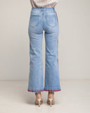 Pantalon denim corte recto con bordado lateral y flores en el bajo - Tantra Spain