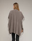Poncho de punto con flecos en los laterales, cuello perkins y bolsillos. - Tantra Spain