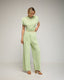 Set de pantalon recto con pinzas y bolsillos laterales. Top de manga corta con hombreras, frunce lateral y largo asimetrico. - Tantra Spain