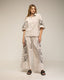 Set de pantalon y blusa con bordados de flores en las mangas, cuello y en el pantalon. Mangas abullonadas y pantalon con pinzas y bolsillos. - Tantra Spain