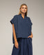 Top oversize de manga corta con pliegues en los hombro. - Tantra Spain