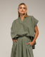 Top oversize de manga corta con pliegues en los hombro. - Tantra Spain