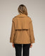 Trench corto acolchado con doble botonadura, bolsillos laterales y vuelo en la espalda. (CAMEL) - Tantra Spain