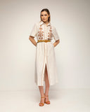 vestido camisero con bordados de flores en el pecho y en los lados (Beige) - Tantra Spain