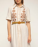 vestido camisero con bordados de flores en el pecho y en los lados (Beige) - Tantra Spain
