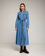 Vestido camisero midi con bolsillos en el pecho, falda de vuelo y cinturon. (LIGHTDENIM) - Tantra Spain