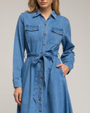 Vestido camisero midi con bolsillos en el pecho, falda de vuelo y cinturon. (LIGHTDENIM) - Tantra Spain