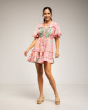 Vestido corto estampado con vuelo, frunce en la cintura y mangas con volantes (PINK) - Tantra Spain