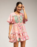 Vestido corto estampado con vuelo, frunce en la cintura y mangas con volantes (PINK) - Tantra Spain