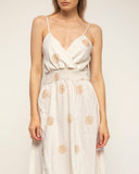 vestido de tirantes con bordados de flores y espalda fruncida (Ecru) - Tantra Spain