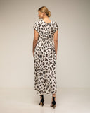 Vestido largo de seda de estampado animal print con cuello pico y vuelo en la parte inferior - Tantra Spain