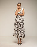 Vestido largo de seda de estampado animal print con cuello pico y vuelo en la parte inferior - Tantra Spain
