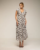 Vestido largo de seda de estampado animal print con cuello pico y vuelo en la parte inferior - Tantra Spain