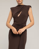 Vestido largo drapeado en el hombro con apertura y lazo (Brown) - Tantra Spain