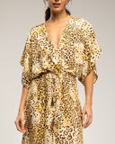 Vestido largo estampado animal print , con cuello cruzado, cintura fruncida y aperturas a los lados - Tantra Spain