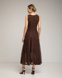 Vestido largo sin mangas de encaje con textura, falda de vuelo con pinzas. (BROWN) - Tantra Spain