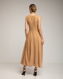 Vestido largo sin mangas de encaje con textura, falda de vuelo con pinzas. (CAMEL) - Tantra Spain