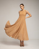 Vestido largo sin mangas de encaje con textura, falda de vuelo con pinzas. (CAMEL) - Tantra Spain