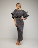 Vestido maxi estampado plisado con volantes en las mangas y cinturón. - Tantra Spain