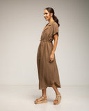 Vestido midi camisero de manga corta con cintura fruncida y bolsillos (BROWN) - Tantra Spain