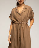 Vestido midi camisero de manga corta con cintura fruncida y bolsillos (BROWN) - Tantra Spain