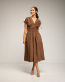 Vestido midi con cintura y pecho elastico, mangas fruncidas y bolsillos (BROWN) - Tantra Spain