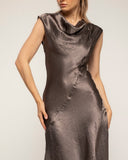 vestido midi con textura de seda cuello barco y largo asimétrico (Brown) - Tantra Spain