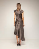 vestido midi con textura de seda cuello barco y largo asimétrico (Brown) - Tantra Spain