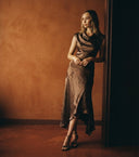 vestido midi con textura de seda cuello barco y largo asimétrico (Brown) - Tantra Spain