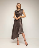 vestido midi con textura de seda cuello barco y largo asimétrico (Brown) - Tantra Spain