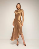 vestido midi con textura de seda cuello barco y largo asimétrico (Gold) - Tantra Spain